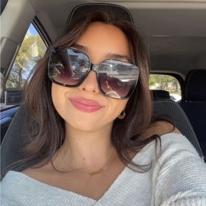 Meet your Posher, Camila